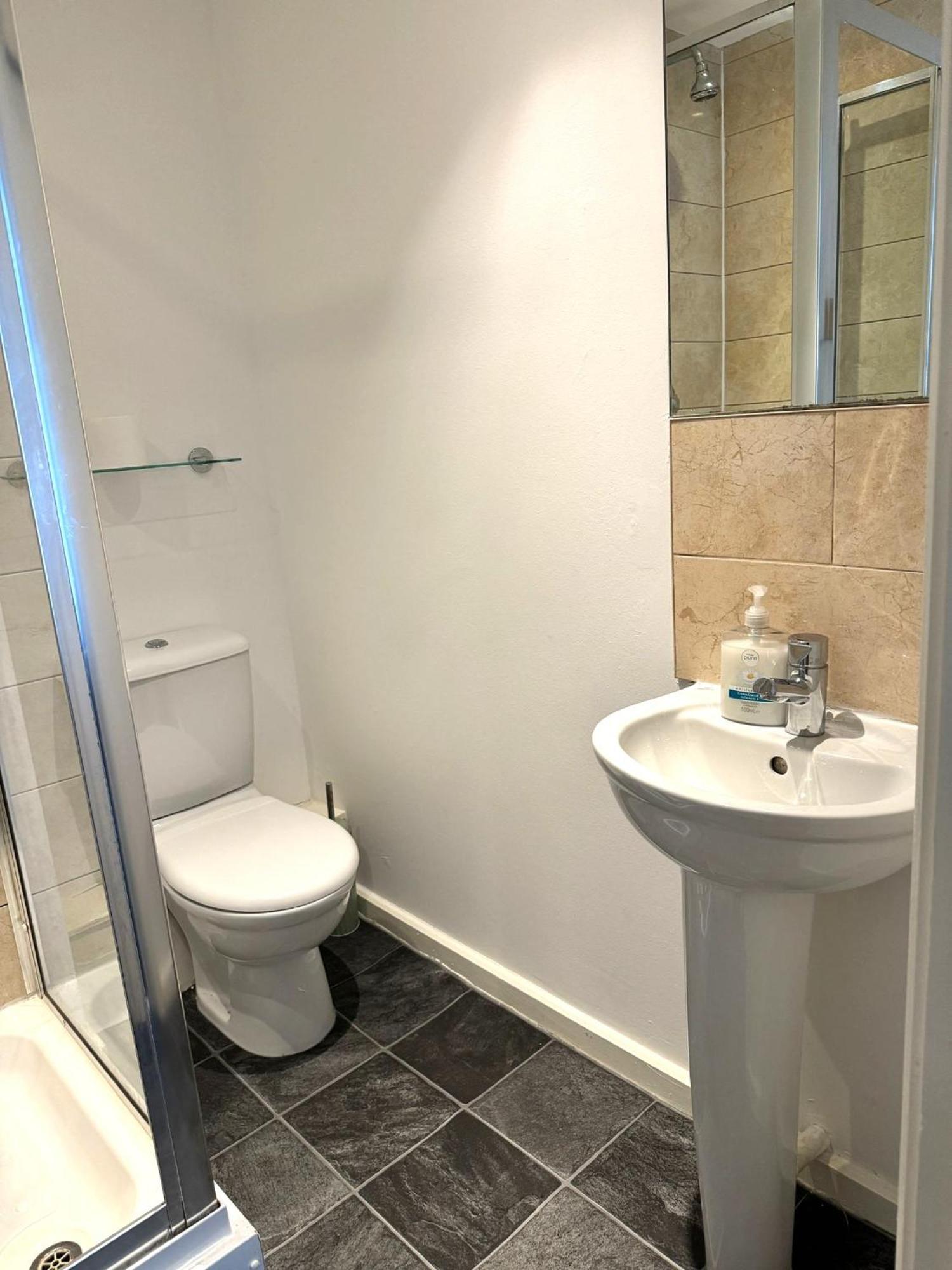 2 Bed Ensuite With Balcony And Free Onsite Secure Parking Manchester Buitenkant foto